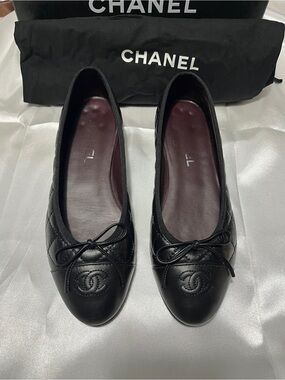 CHANEL Black Quilted Ballet Flats with CC Logo